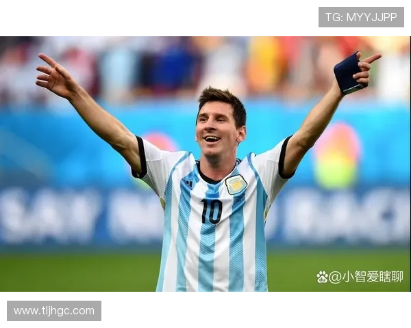 足球巨星亲临赛场为儿子加油助威展现父爱无疆